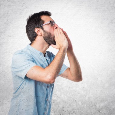 Bağıran kızgın yakışıklı adam