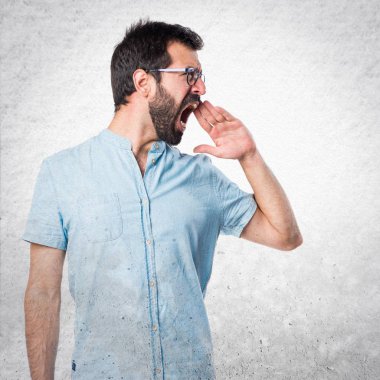 Bağıran kızgın yakışıklı adam