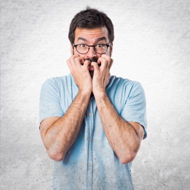 Esmer yakışıklı izole arka plan üzerinde