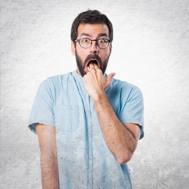 Yakışıklı adam kusma jest yapma