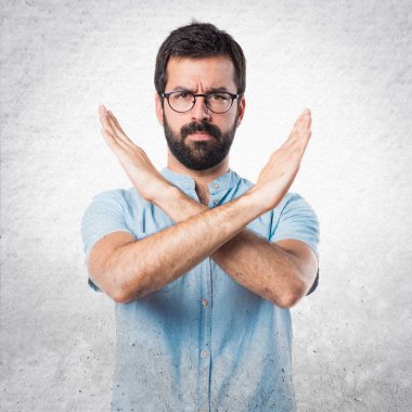 Hiçbir hareketi yapan yakışıklı erkek