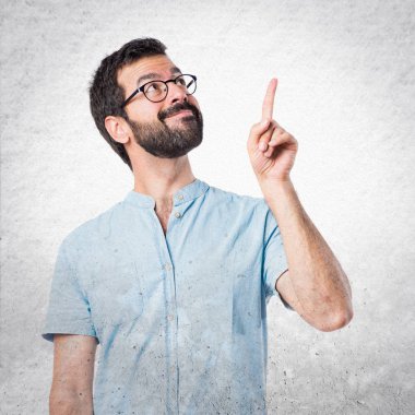 yakışıklı adam yukarı dönük