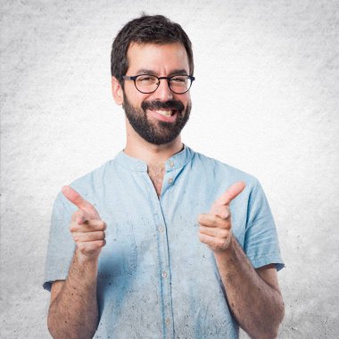 Yakışıklı adam önüne işaret