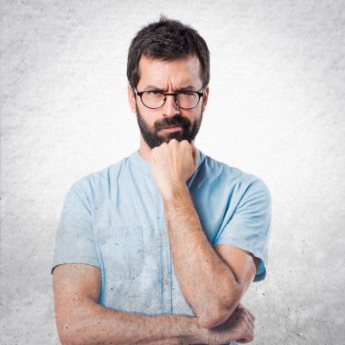 Gözlüklü düşünüyorum yakışıklı adam