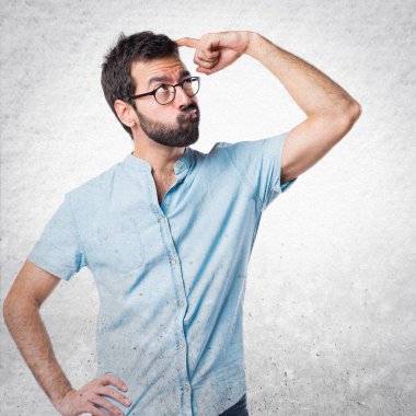 Yakışıklı adam şüpheleri