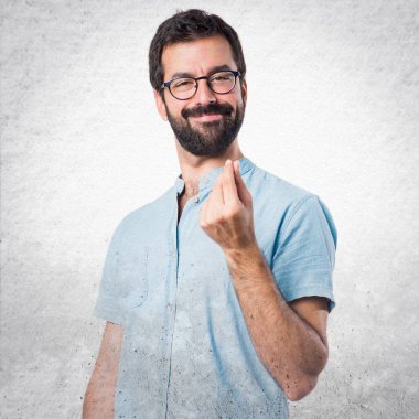 Yakışıklı adam mavi gözlük para hareketi yapma