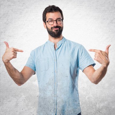 Mavi gözlük kendisiyle gurur ile yakışıklı adam