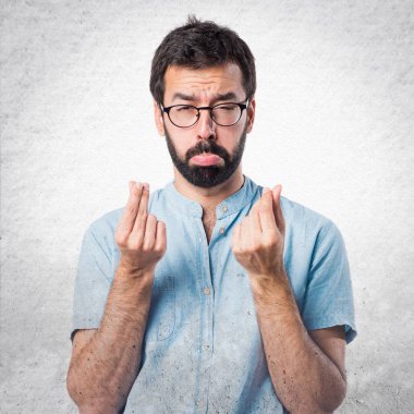 Mavi gözlük ile harap yakışıklı adam 