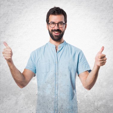 Başparmak ile mavi gözlük ile yakışıklı adam