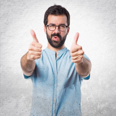 Başparmak ile mavi gözlük ile yakışıklı adam