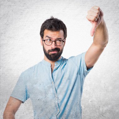 Yakışıklı adam mavi gözlük kötü sinyal yapıyor