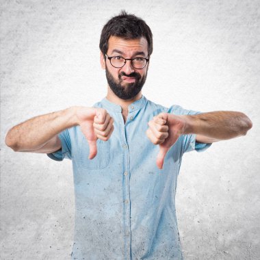 Yakışıklı adam mavi gözlük kötü sinyal yapıyor