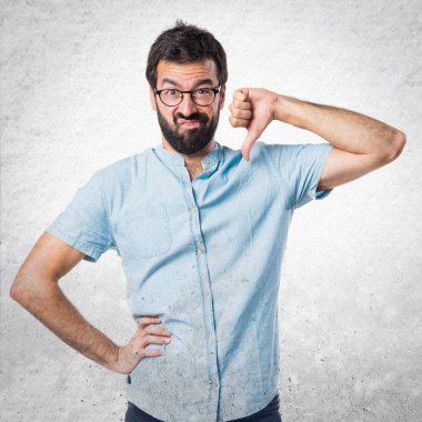 Yakışıklı adam mavi gözlük kötü sinyal yapıyor