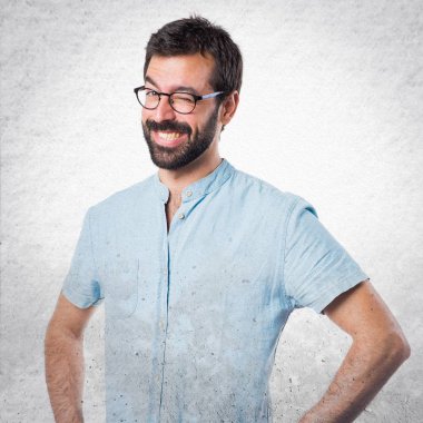 Yakışıklı adam mavi gözlük göz kırpıyor