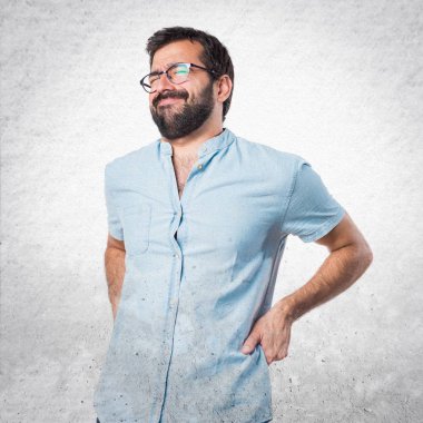 Sırt ağrısı ile mavi gözlük ile yakışıklı adam