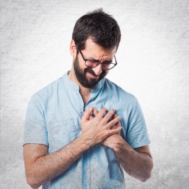 Kalp ağrısı olan mavi gözlük ile yakışıklı adam