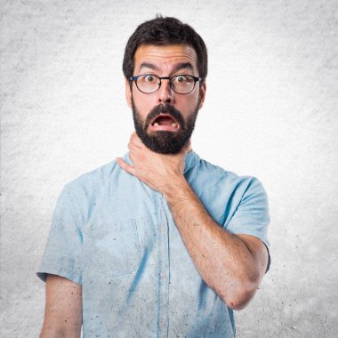 Mavi gözlük kendini boğulma ile yakışıklı adam