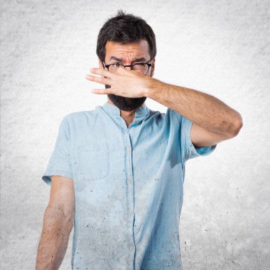 Mavi gözlük kötü jest kokulu yapma ile yakışıklı adam