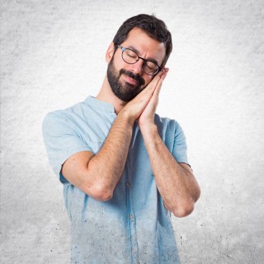 Mavi gözlük uyku jest yapma ile yakışıklı adam