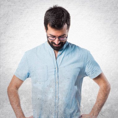 Yakışıklı adam mavi gözlük aşağı bakıyor