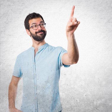 Mavi gözlük şeffaf ekranda dokunmadan yakışıklı adam