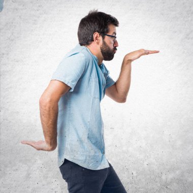 Mavi gözlük dans deli yakışıklı adam