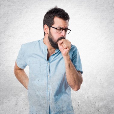 Mavi gözlük çok öksürük ile yakışıklı adam