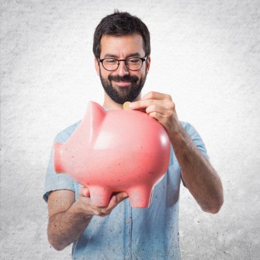 Bir servet tutan mavi gözlüklü yakışıklı adam