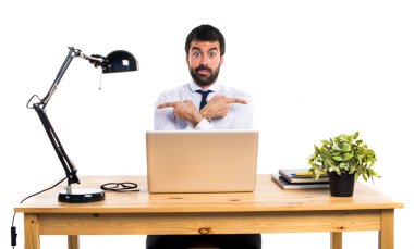 İşadamı ofisinde şüpheleri laterallerin işaret