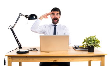 Ofisinde bir şey gösterilen işadamı