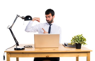 İşadamı ofisinde güçlü jest yapma