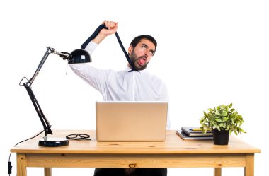 İşadamı ofisinde kendini boğulma