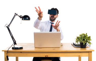 İşadamı ofisinde Vr gözlük kullanma