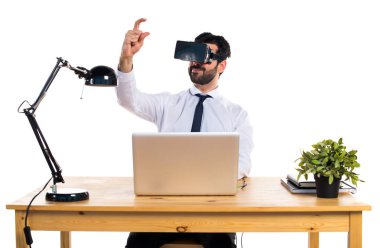 Ofisinde bir şey tutan Vr gözlükle işadamı