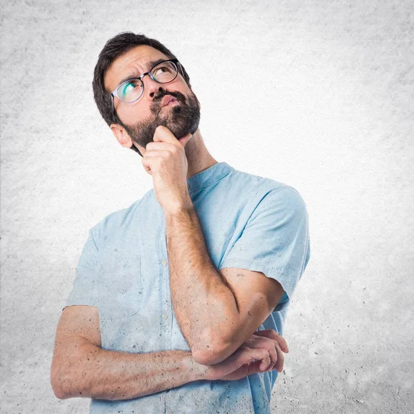 Pohledný muž s brýlemi myšlení — Stock fotografie