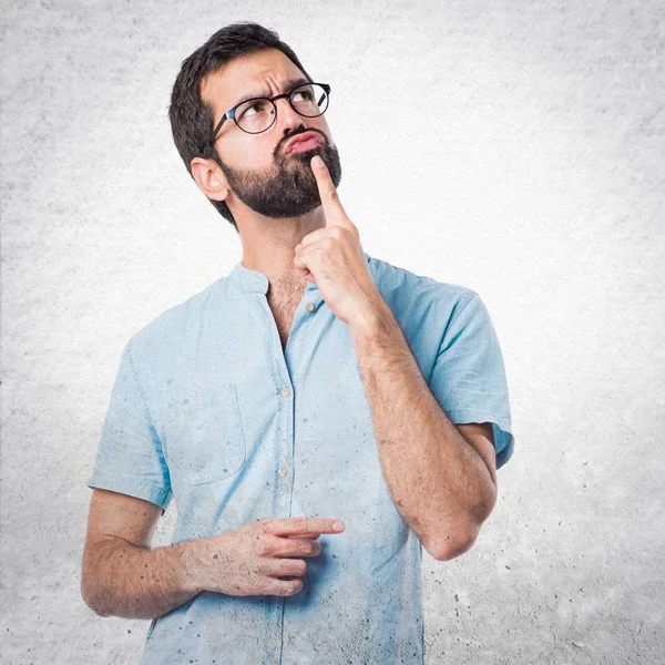 Hombre guapo con gafas pensando — Foto de Stock