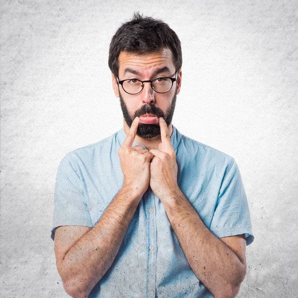 Mavi gözlük ile üzgün yakışıklı adam 