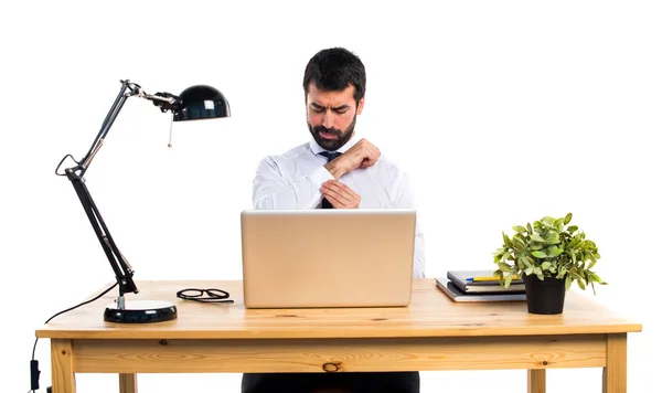 Zakenman die werken met laptot in zijn kantoor — Stockfoto