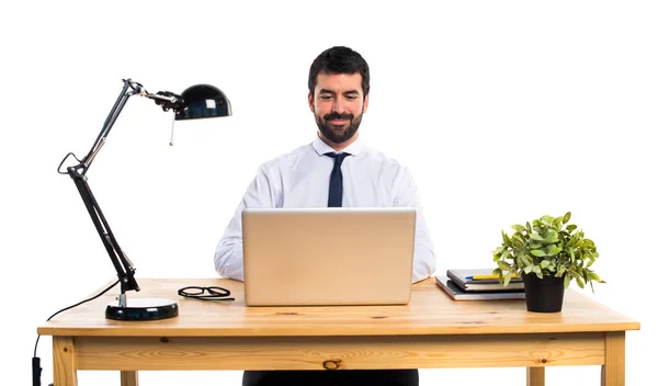 Επιχειρηματίας που εργάζεται με laptot στο γραφείο του — Φωτογραφία Αρχείου