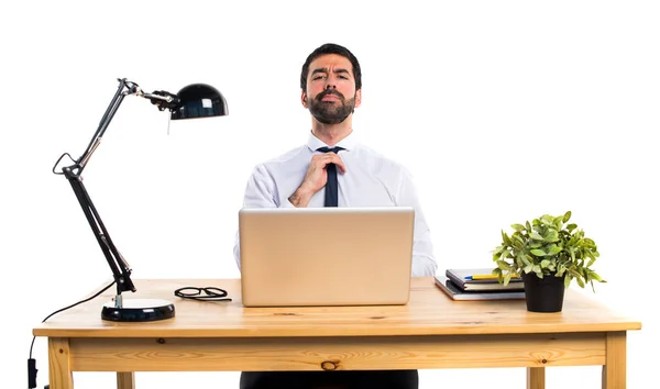 Liikemies työskentelee kannettavan kanssa toimistossaan — kuvapankkivalokuva