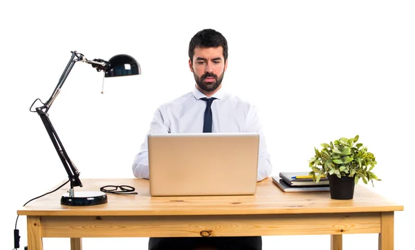 Бизнесмен, работающий с laptot в своем офисе — стоковое фото