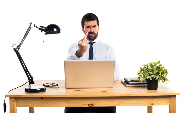 Zakenman in zijn kantoor hoorn gebaar maken — Stockfoto