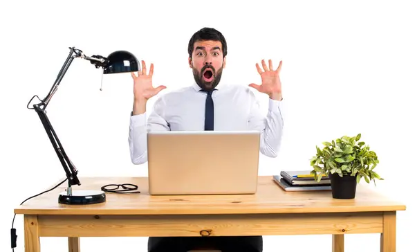 Podnikatel v jeho kanceláři, dělat překvapení gesto — Stock fotografie