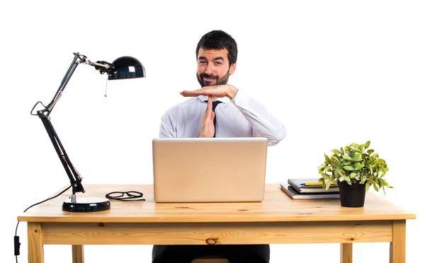 Uomo d'affari nel suo ufficio facendo tempo fuori gesto — Foto Stock