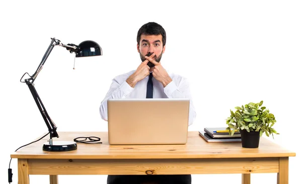 Empresario en su oficina haciendo gesto de silencio —  Fotos de Stock