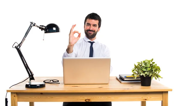 Empresário em seu escritório fazendo Ok sinal — Fotografia de Stock