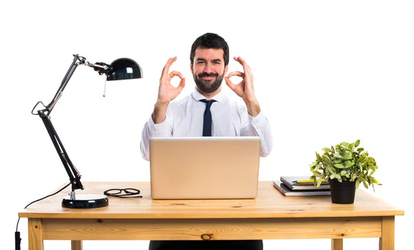 Homme d'affaires dans son bureau faisant signe Ok — Photo