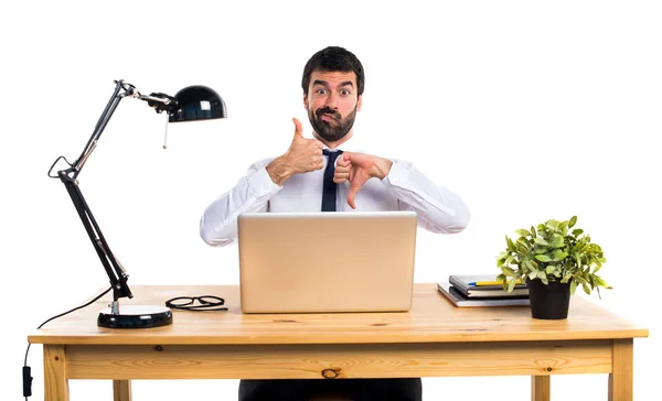 Zakenman in zijn kantoor maken goede-bad sign — Stockfoto