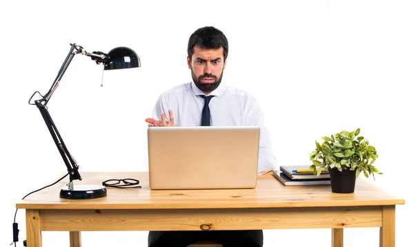 Zmęczony biznesmen w swoim biurze — Zdjęcie stockowe