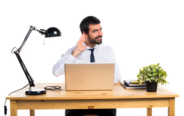 Empresario en su oficina escuchando algo —  Fotos de Stock